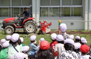 JA 海部東農業協同組合（あまひがし） -甚目寺小学校 ミニトマトの定植とトラクターによる作業を実演