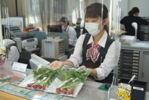 JA 海部東農業協同組合（あまひがし） -お客様へ日頃の感謝　来店者へ野菜を配布